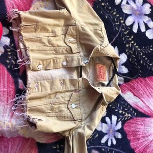 Yellow cropped Levi’s jean jacket